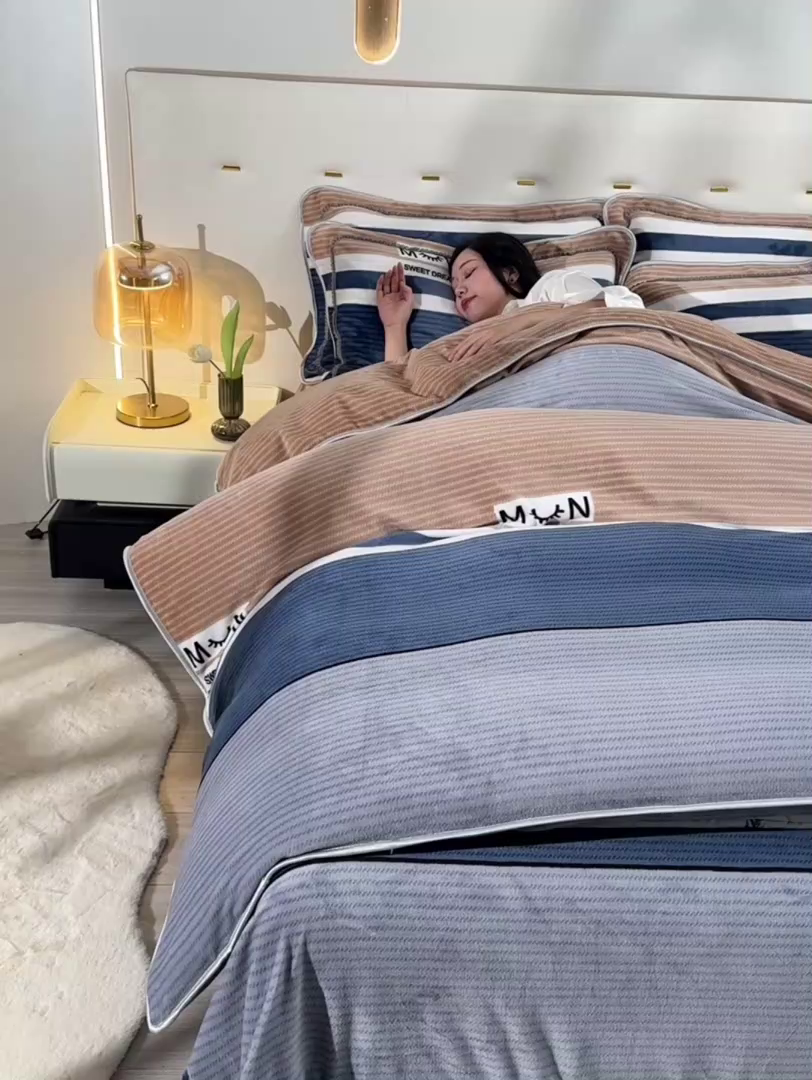 91家纺网 家纺一手货源 找家纺 赫本 2025新品8斤爆品牛奶绒四件套床裙款金雕绒法莱绒四套件 简尚