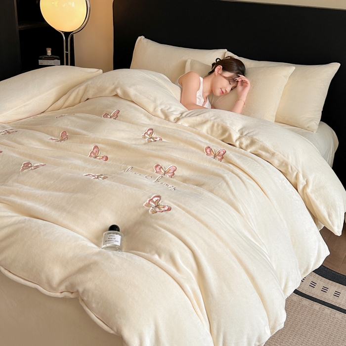 91家纺网 家纺一手货源 找家纺 （总）绒掌柜 2025新款冬季消光级柔滑细腻刺绣牛奶绒宝宝绒四件套——版权产品（品质有买家秀）