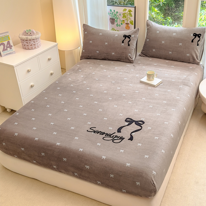 91家纺网 家纺一手货源 找家纺 （总）布柔 2025新款毛巾绣花卡通ins风牛奶绒床笠床笠单件单床笠-甜心