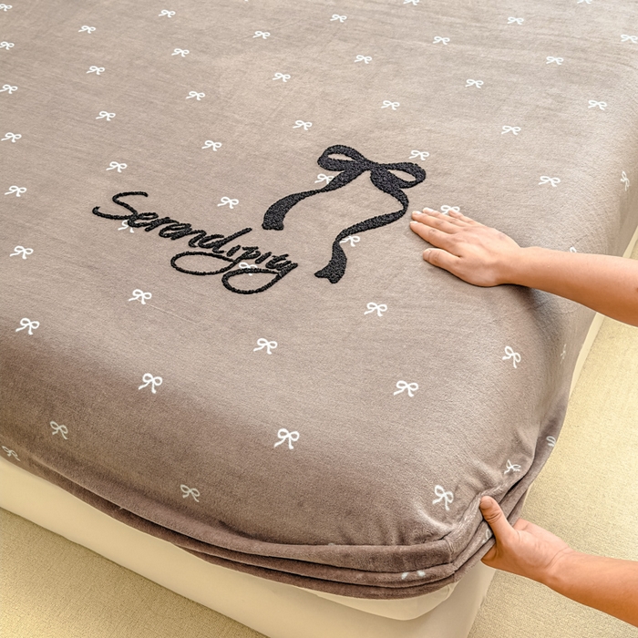 91家纺网 家纺一手货源 找家纺 布柔 2025新款毛巾绣花卡通ins风牛奶绒床笠床笠单件单床笠-甜心 甜心咖