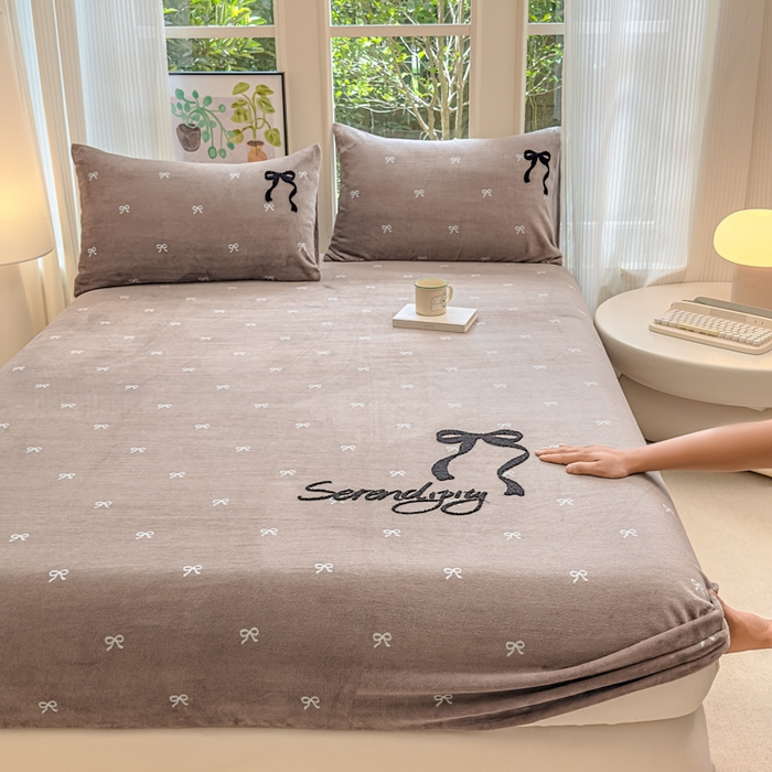 91家纺网 家纺一手货源 找家纺 布柔 2025新款毛巾绣花卡通ins风牛奶绒床笠床笠单件单床笠-甜心 甜心咖