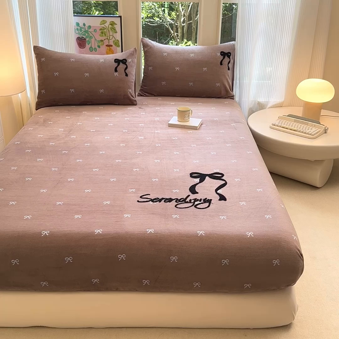 91家纺网 家纺一手货源 找家纺 布柔 2025新款毛巾绣花卡通ins风牛奶绒床笠床笠单件单床笠-甜心 甜心咖