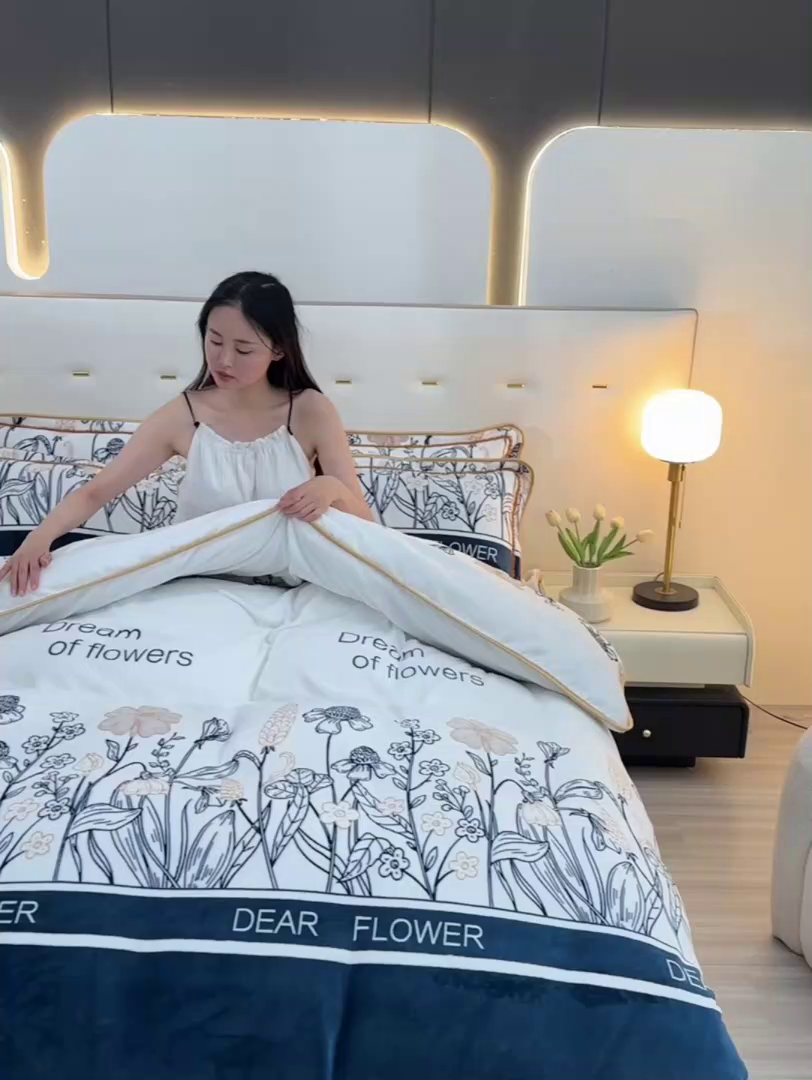 91家纺网 家纺一手货源 找家纺 赫本 2025新品8斤爆品牛奶绒四件套床裙款金雕绒法莱绒四套件 浪漫生活