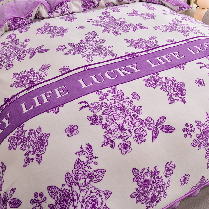 91家纺网 家纺一手货源 找家纺 赫本 2025新品8斤爆品牛奶绒四件套床裙款金雕绒法莱绒四套件 曼妙花语