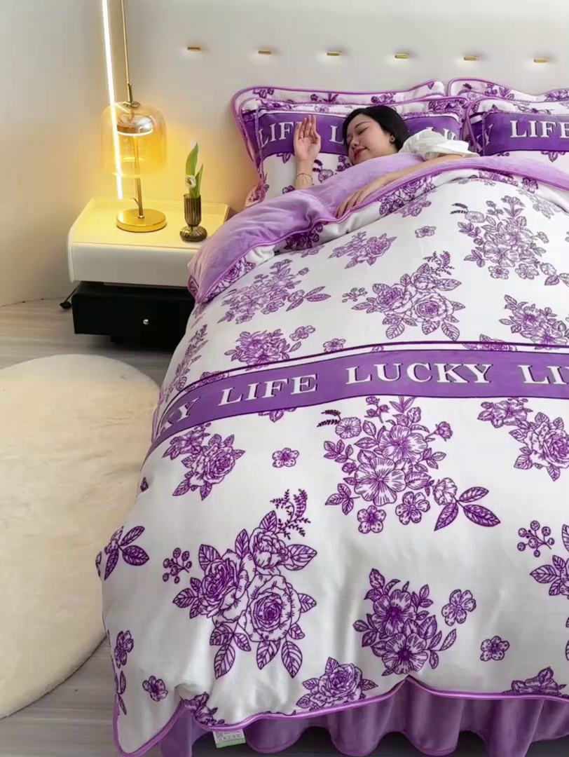 91家纺网 家纺一手货源 找家纺 赫本 2025新品8斤爆品牛奶绒四件套床裙款金雕绒法莱绒四套件 曼妙花语