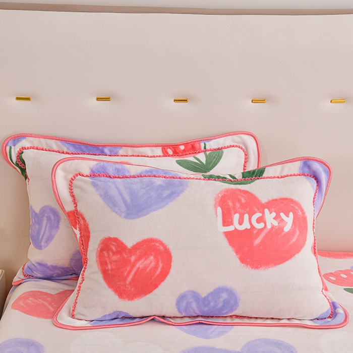 91家纺网 家纺一手货源 找家纺 赫本 2025新品8斤爆品牛奶绒四件套床裙款金雕绒法莱绒四套件 幸运心