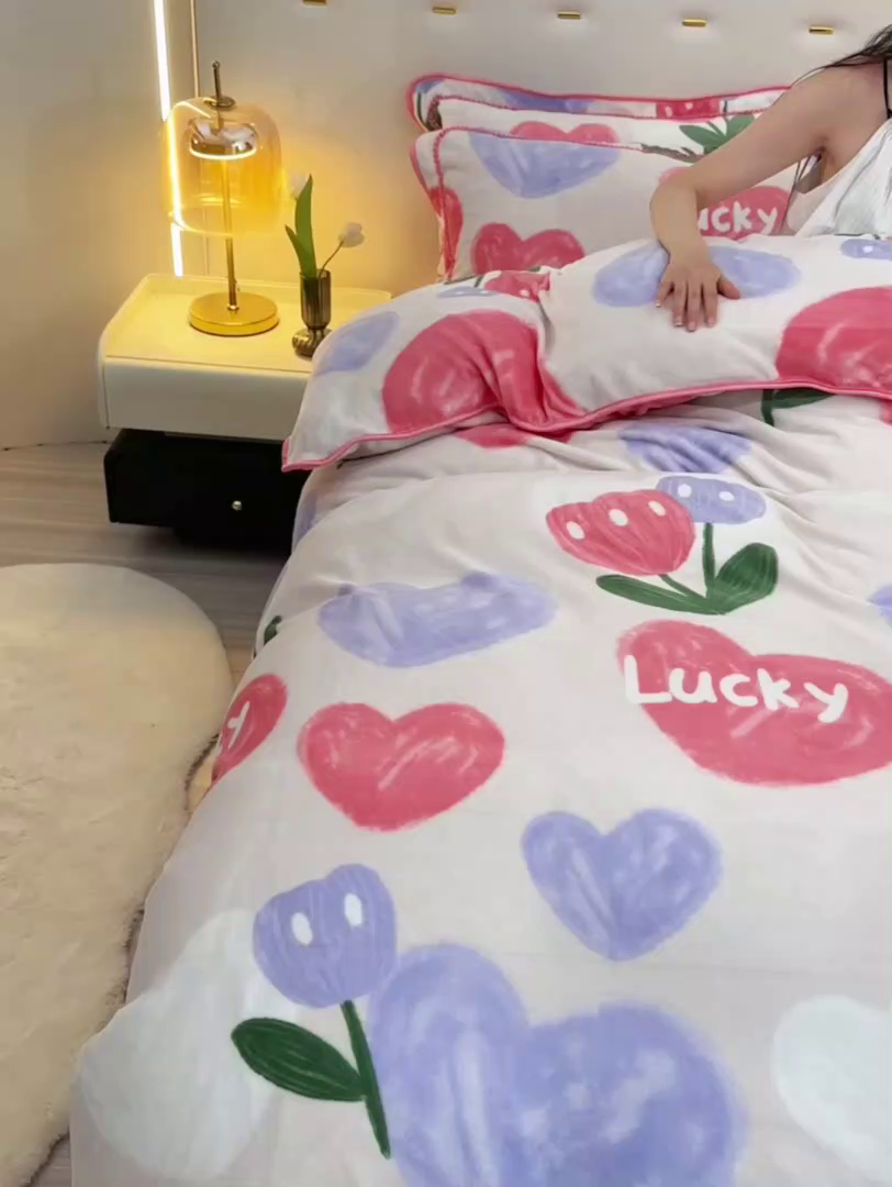 91家纺网 家纺一手货源 找家纺 赫本 2025新品8斤爆品牛奶绒四件套床裙款金雕绒法莱绒四套件 幸运心