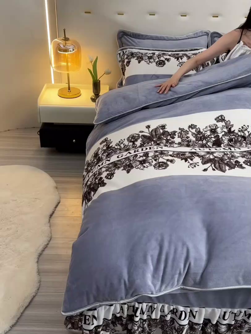 91家纺网 家纺一手货源 找家纺 赫本 2025新品8斤爆品牛奶绒四件套床裙款金雕绒法莱绒四套件 许愿-灰