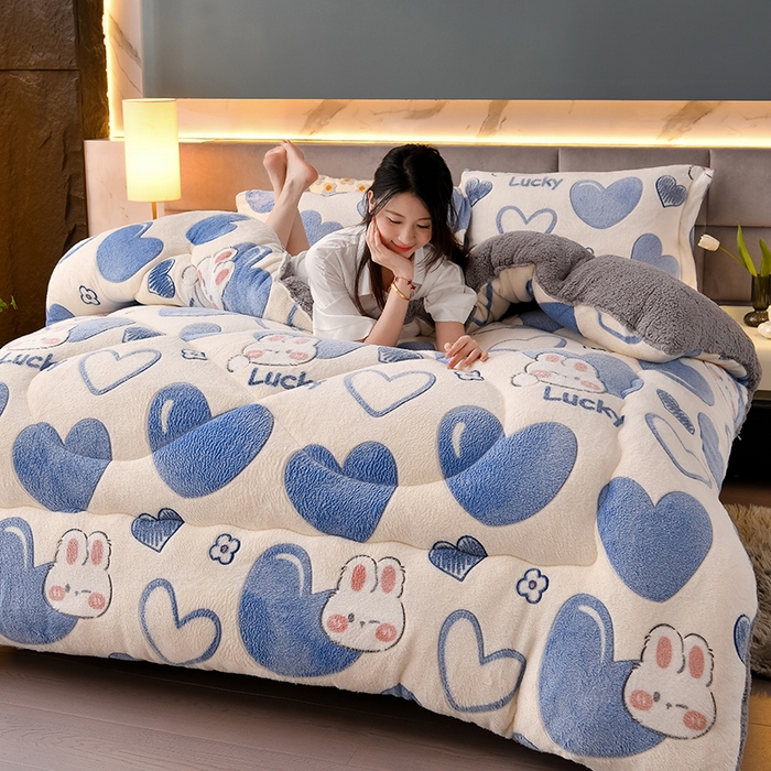 91家纺网 家纺一手货源 找家纺 南北家居 2025新款AB版雪花绒羊羔绒冬被被子被芯 爱心满满