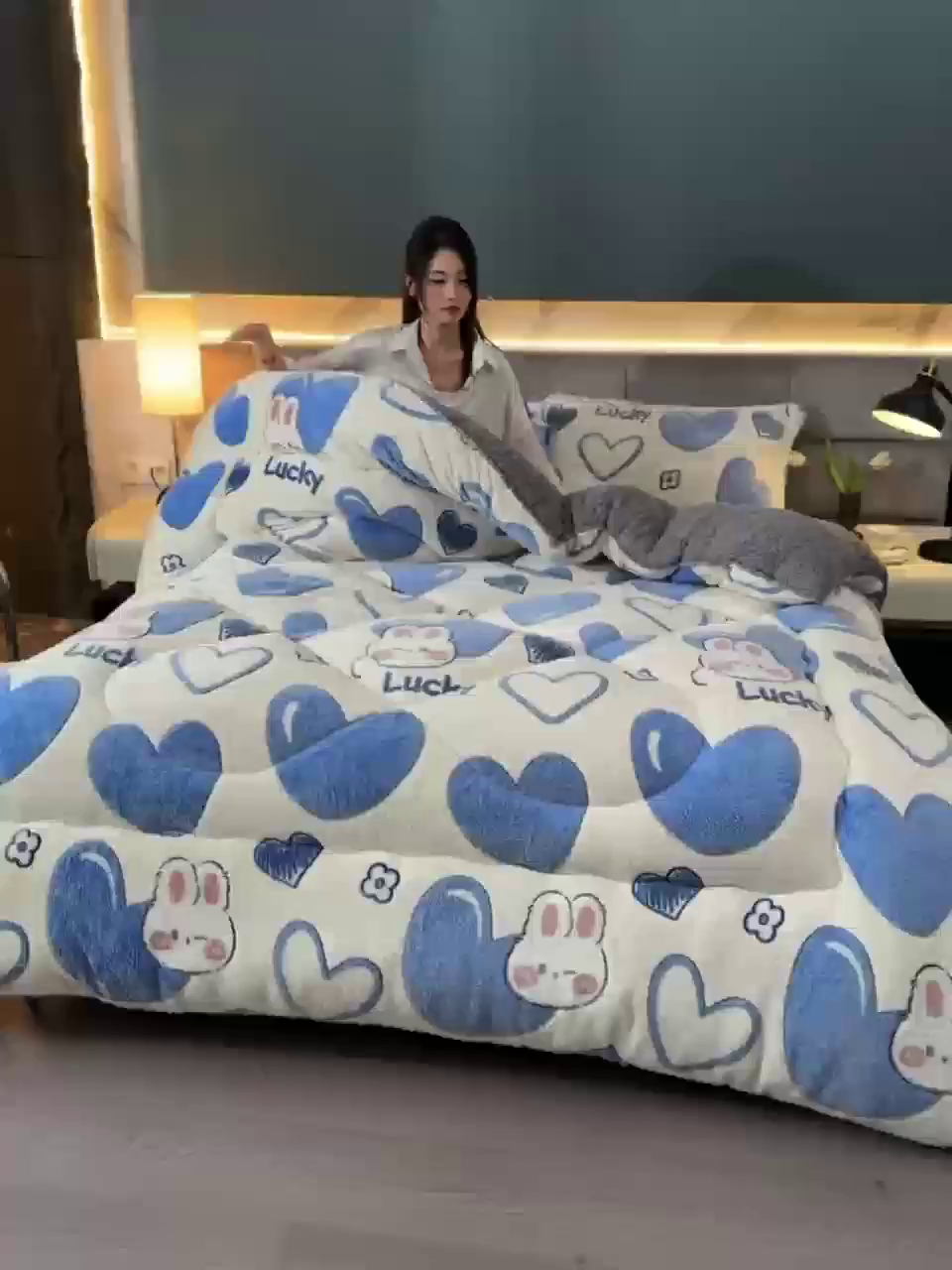 91家纺网 家纺一手货源 找家纺 南北家居 2025新款AB版雪花绒羊羔绒冬被被子被芯 爱心满满