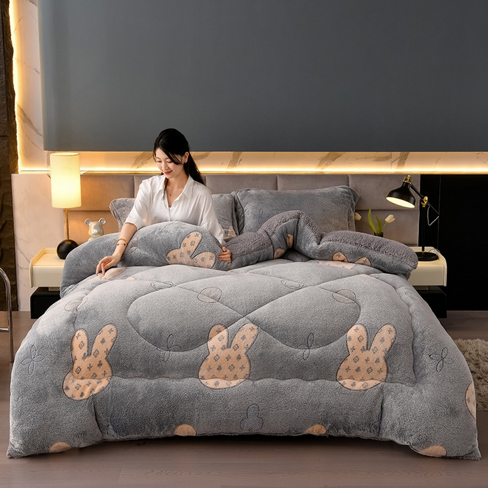 91家纺网 家纺一手货源 找家纺 南北家居 2025新款AB版雪花绒羊羔绒冬被被子被芯 比心兔兔