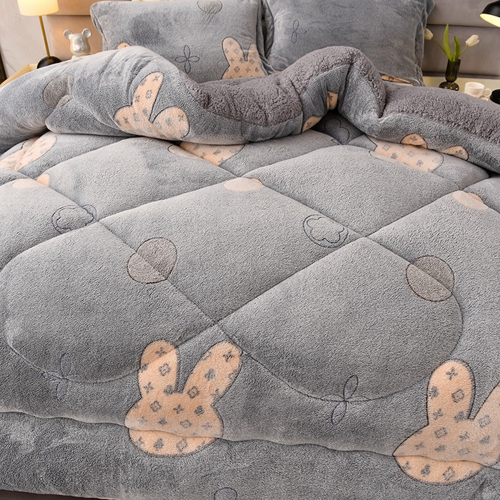 91家纺网 家纺一手货源 找家纺 南北家居 2025新款AB版雪花绒羊羔绒冬被被子被芯 比心兔兔