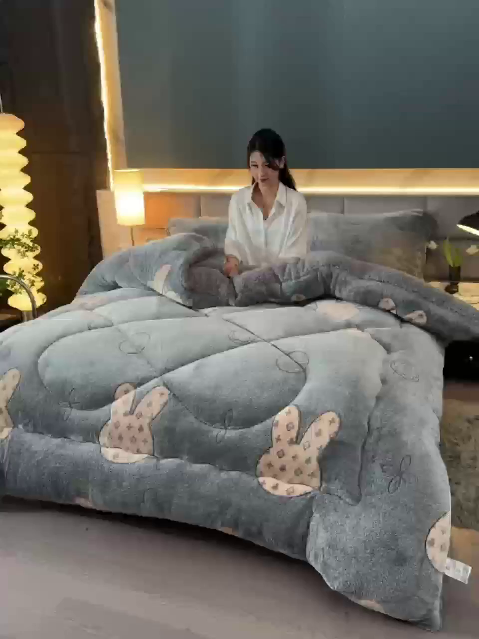 91家纺网 家纺一手货源 找家纺 南北家居 2025新款AB版雪花绒羊羔绒冬被被子被芯 比心兔兔