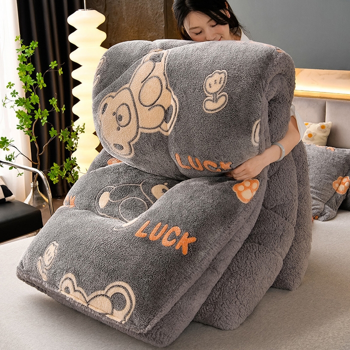 91家纺网 家纺一手货源 找家纺 南北家居 2025新款AB版雪花绒羊羔绒冬被被子被芯 小熊院长