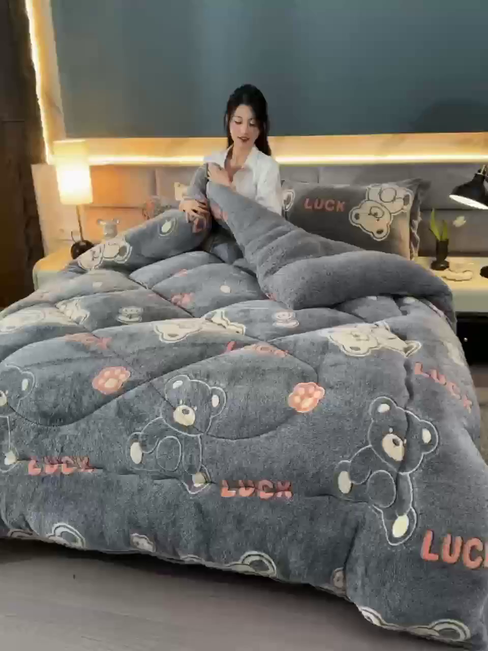 91家纺网 家纺一手货源 找家纺 南北家居 2025新款AB版雪花绒羊羔绒冬被被子被芯 小熊院长