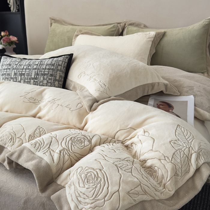 91家纺网 家纺一手货源 找家纺 （总）多乐家纺 2025新款牛奶绒双拼绣花拼角款四件套-提供买家秀