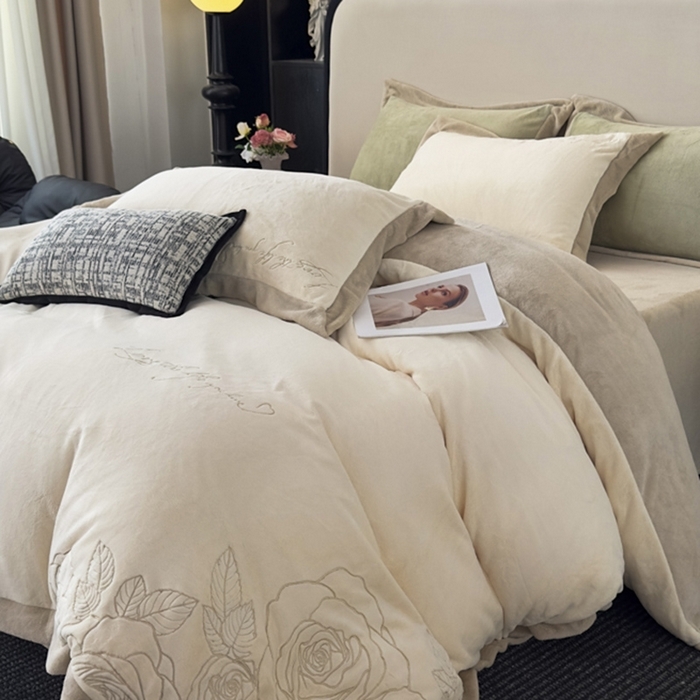 91家纺网 家纺一手货源 找家纺 （总）多乐家纺 2025新款牛奶绒双拼绣花拼角款四件套-提供买家秀