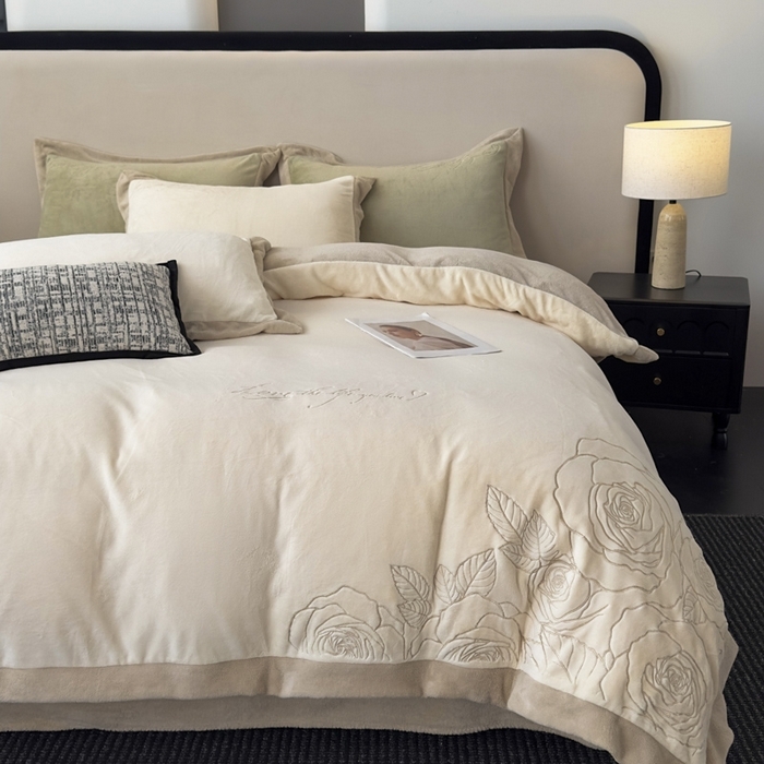 91家纺网 家纺一手货源 找家纺 （总）多乐家纺 2025新款牛奶绒双拼绣花拼角款四件套-提供买家秀