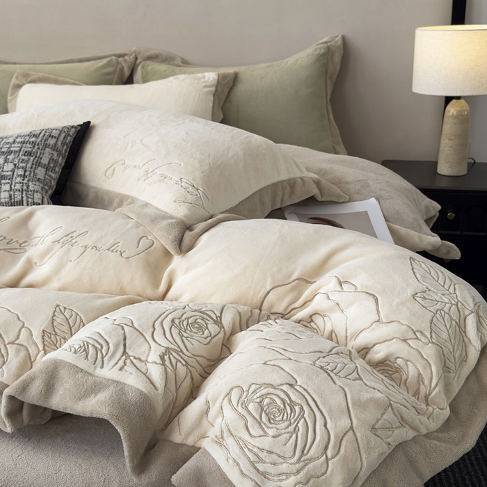 91家纺网 家纺一手货源 找家纺 （总）多乐家纺 2025新款牛奶绒双拼绣花拼角款四件套-提供买家秀