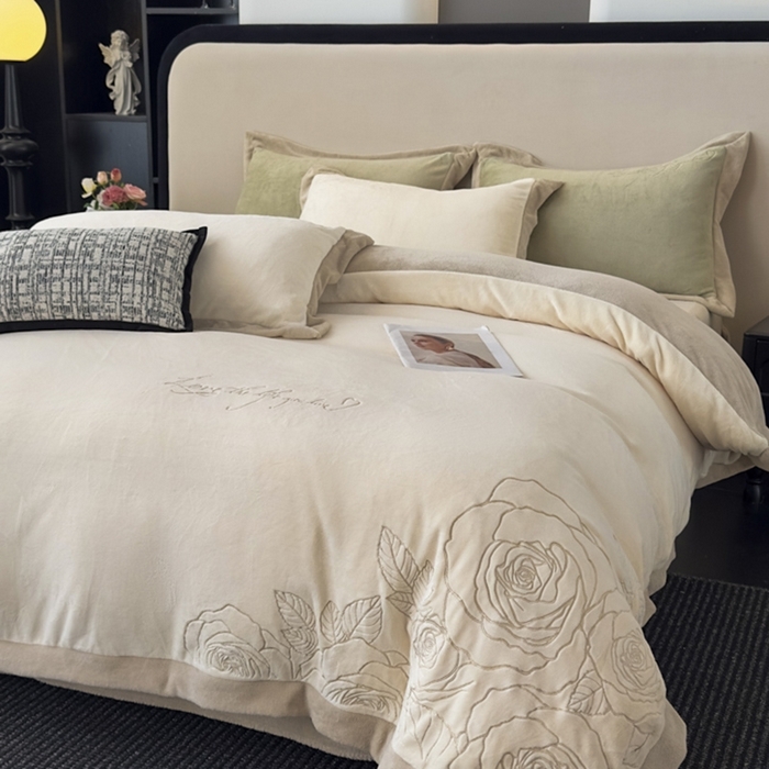 91家纺网 家纺一手货源 找家纺 （总）多乐家纺 2025新款牛奶绒双拼绣花拼角款四件套-提供买家秀