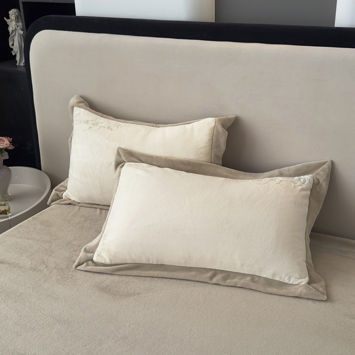 91家纺网 家纺一手货源 找家纺 （总）多乐家纺 2025新款牛奶绒双拼绣花拼角款四件套-提供买家秀