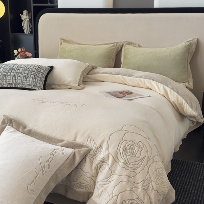 91家纺网 家纺一手货源 找家纺 （总）多乐家纺 2025新款牛奶绒双拼绣花拼角款四件套-提供买家秀