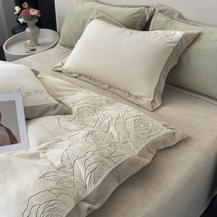 91家纺网 家纺一手货源 找家纺 （总）多乐家纺 2025新款牛奶绒双拼绣花拼角款四件套-提供买家秀