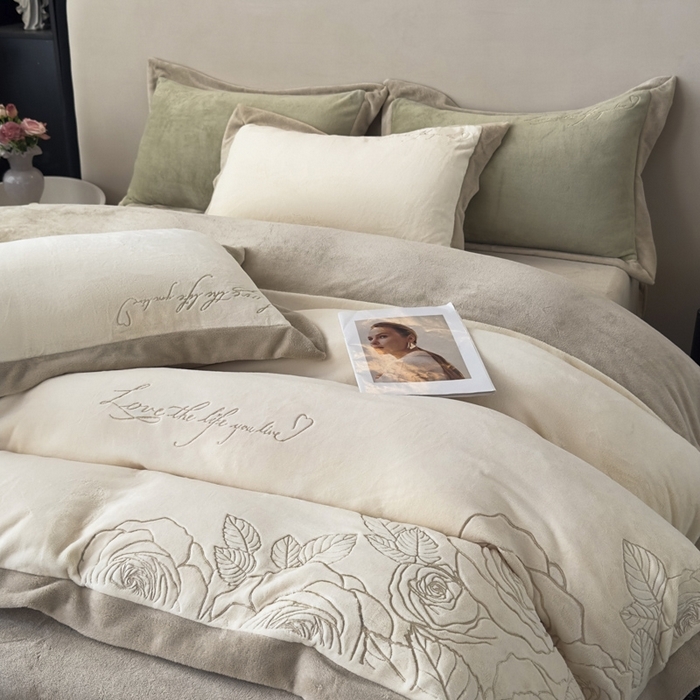 91家纺网 家纺一手货源 找家纺 （总）多乐家纺 2025新款牛奶绒双拼绣花拼角款四件套-提供买家秀