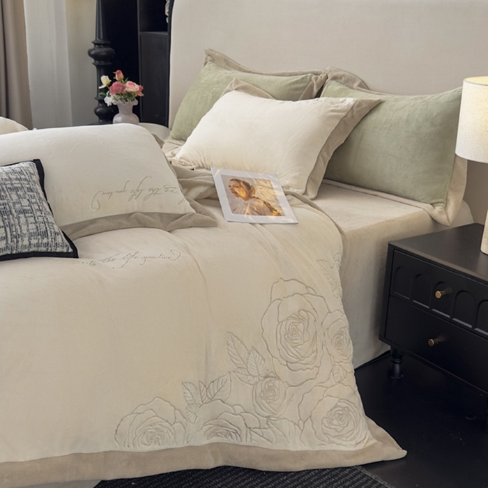 91家纺网 家纺一手货源 找家纺 （总）多乐家纺 2025新款牛奶绒双拼绣花拼角款四件套-提供买家秀