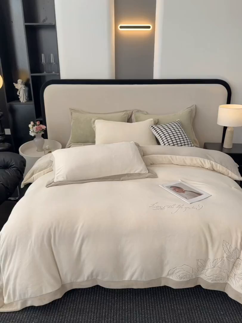 91家纺网 家纺一手货源 找家纺 （总）多乐家纺 2025新款牛奶绒双拼绣花拼角款四件套-提供买家秀