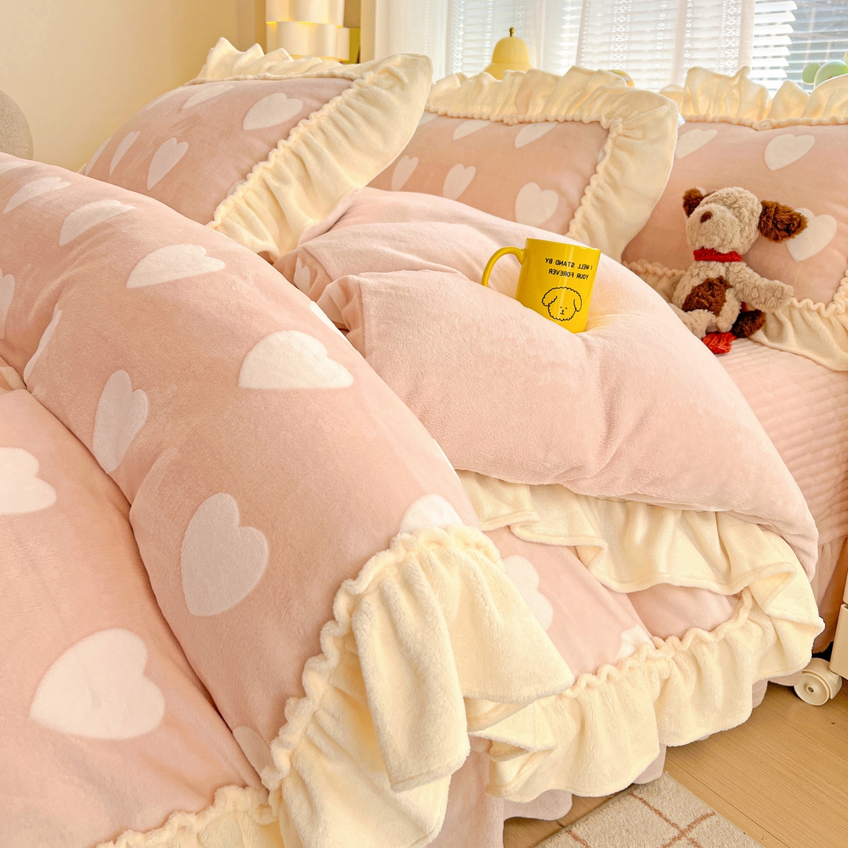 91家纺网 家纺一手货源 找家纺 （总）富米莱（原臻工厂） 2025新款高克重花边款爱心烂花牛奶绒床盖床单四件套-爱心系列