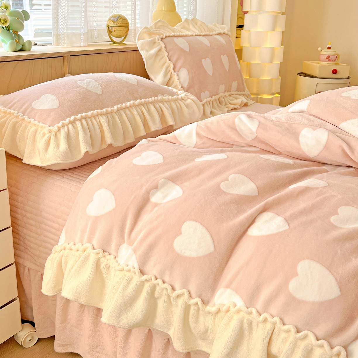 91家纺网 家纺一手货源 找家纺 富米莱（原臻工厂） 2025新款高克重花边款爱心烂花牛奶绒床盖床单四件套-爱心系列 爱心粉