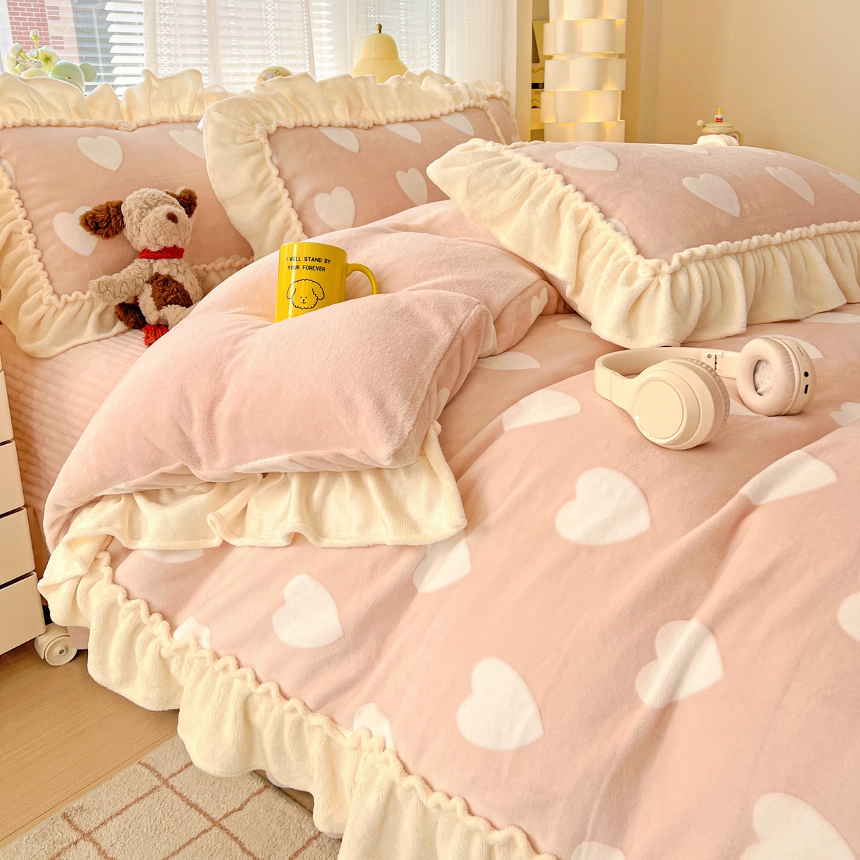 91家纺网 家纺一手货源 找家纺 富米莱（原臻工厂） 2025新款高克重花边款爱心烂花牛奶绒床盖床单四件套-爱心系列 爱心粉