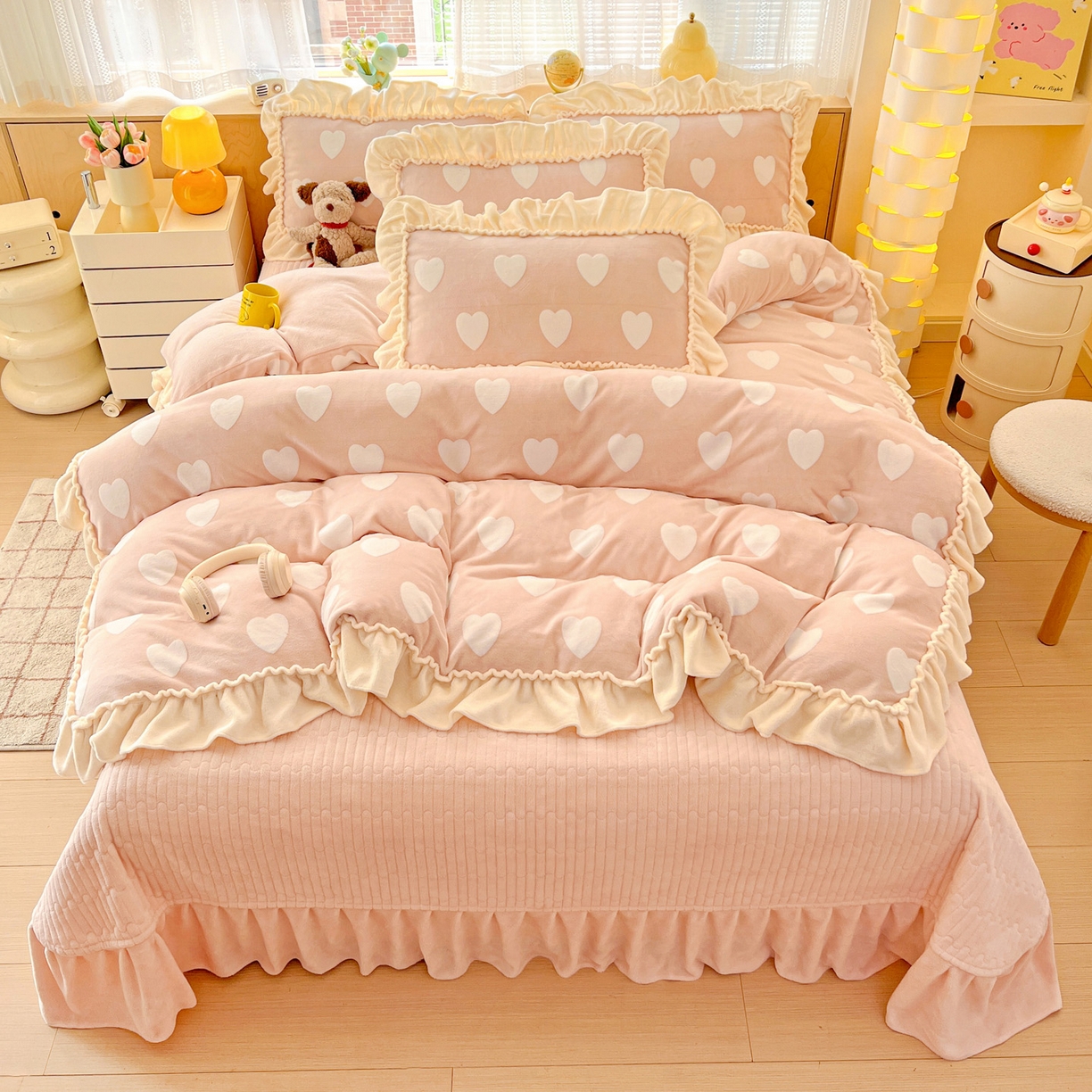 91家纺网 家纺一手货源 找家纺 富米莱（原臻工厂） 2025新款高克重花边款爱心烂花牛奶绒床盖床单四件套-爱心系列 爱心粉