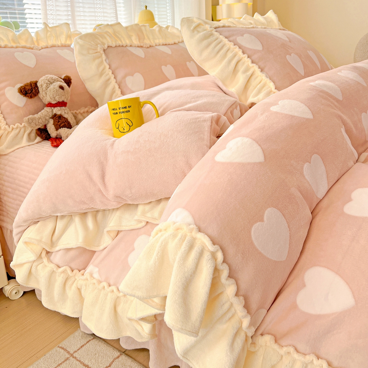 91家纺网 家纺一手货源 找家纺 富米莱（原臻工厂） 2025新款高克重花边款爱心烂花牛奶绒床盖床单四件套-爱心系列 爱心粉