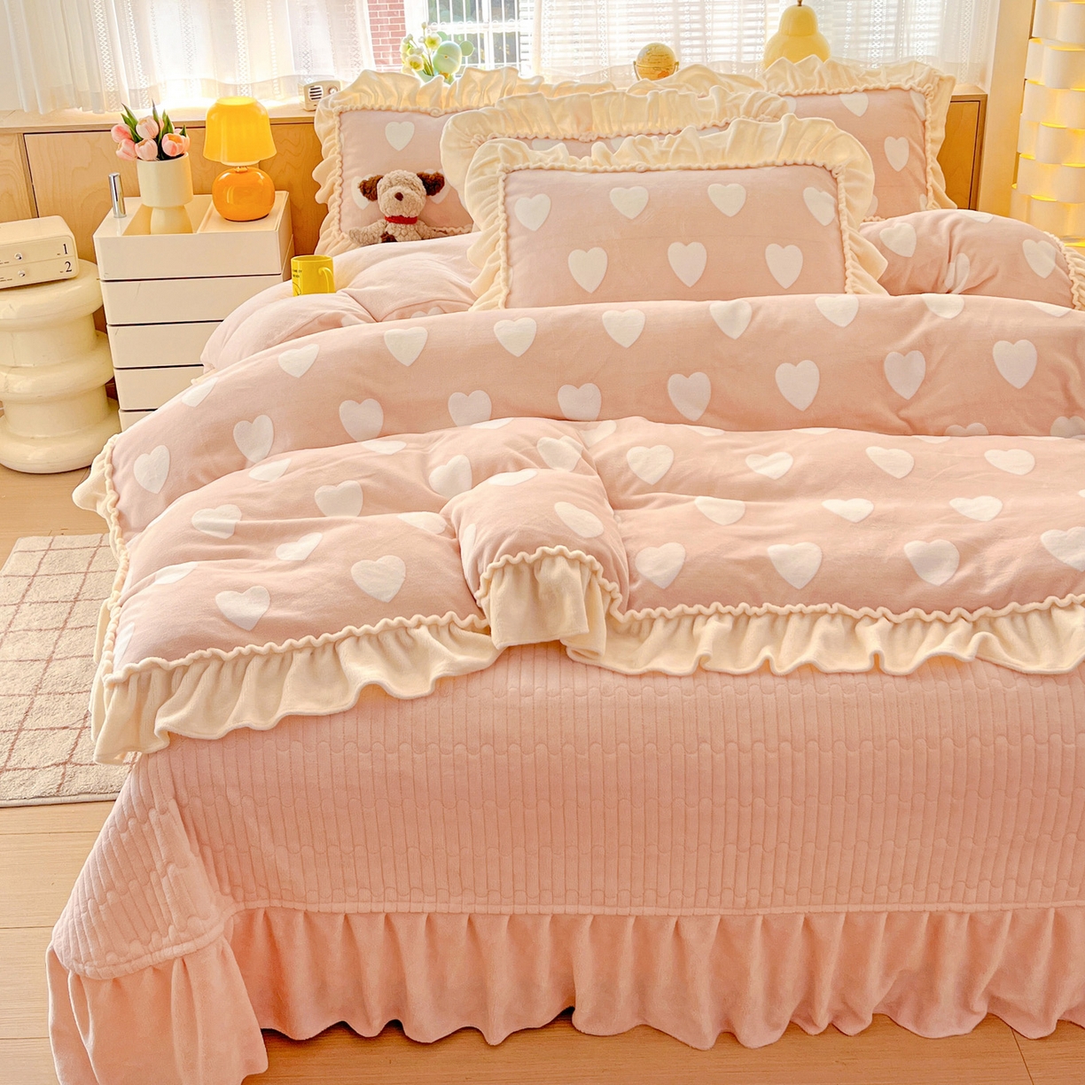 91家纺网 家纺一手货源 找家纺 富米莱（原臻工厂） 2025新款高克重花边款爱心烂花牛奶绒床盖床单四件套-爱心系列 爱心粉