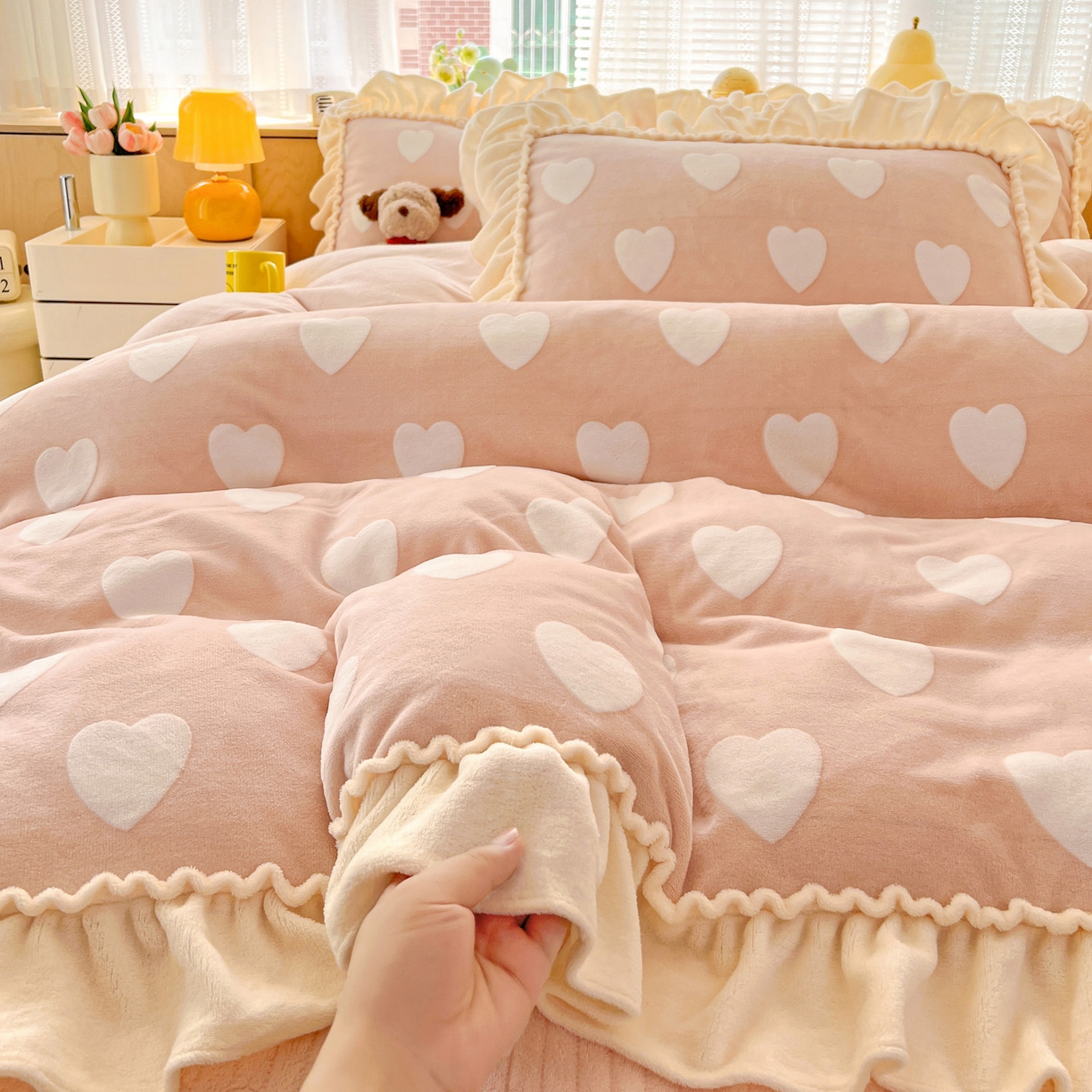 91家纺网 家纺一手货源 找家纺 富米莱（原臻工厂） 2025新款高克重花边款爱心烂花牛奶绒床盖床单四件套-爱心系列 爱心粉