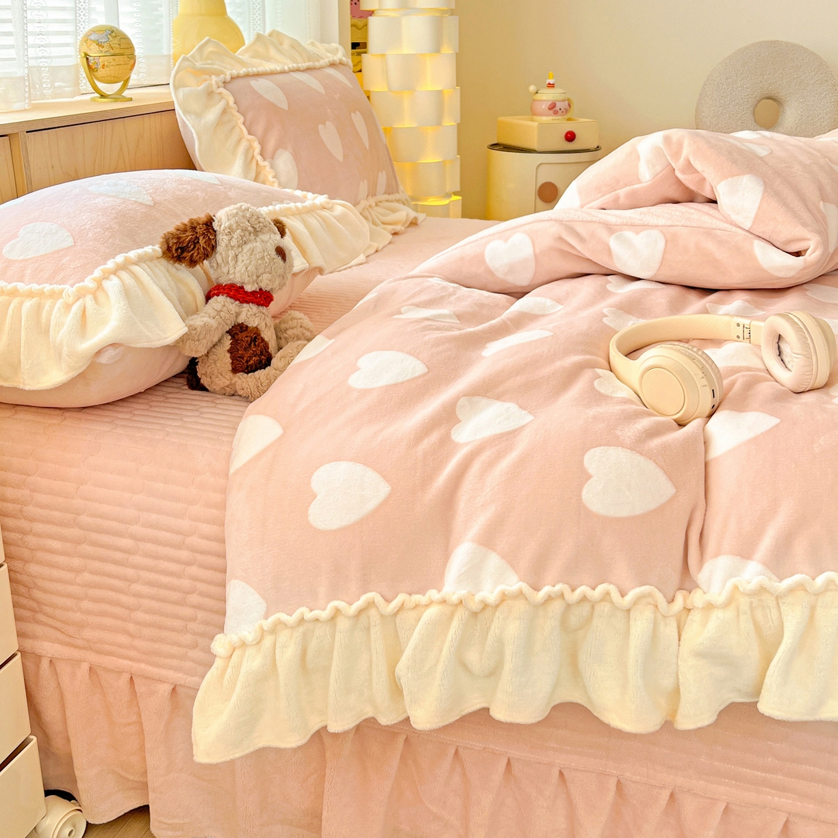 91家纺网 家纺一手货源 找家纺 富米莱（原臻工厂） 2025新款高克重花边款爱心烂花牛奶绒床盖床单四件套-爱心系列 爱心粉