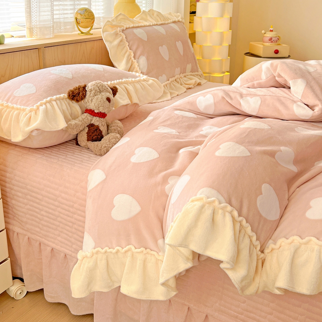 91家纺网 家纺一手货源 找家纺 富米莱（原臻工厂） 2025新款高克重花边款爱心烂花牛奶绒床盖床单四件套-爱心系列 爱心粉