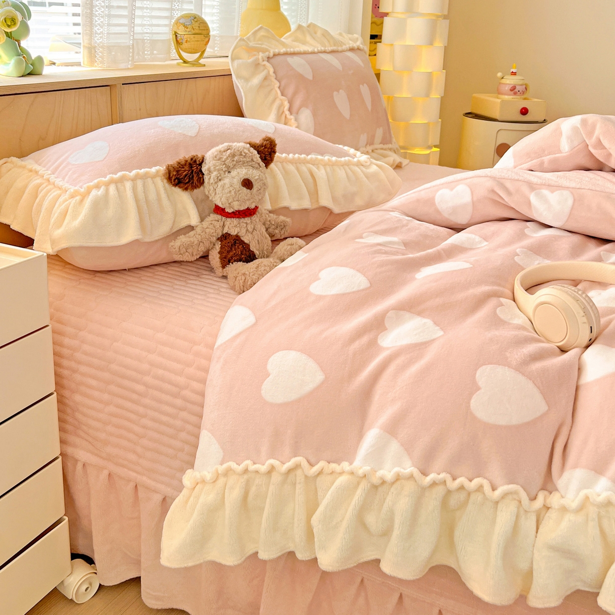 91家纺网 家纺一手货源 找家纺 富米莱（原臻工厂） 2025新款高克重花边款爱心烂花牛奶绒床盖床单四件套-爱心系列 爱心粉