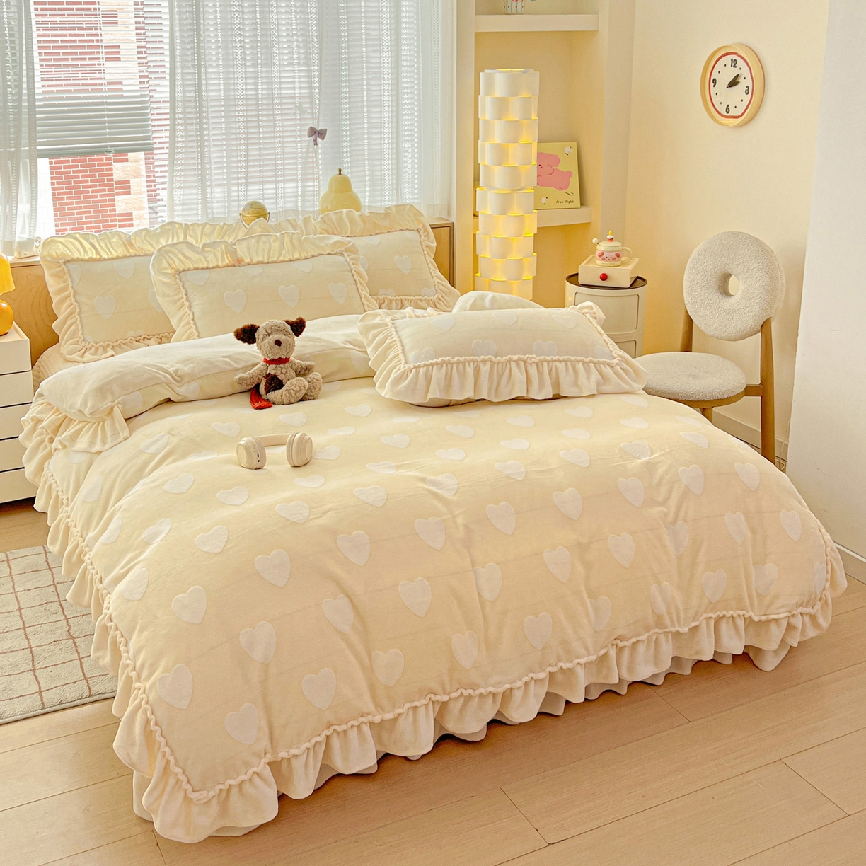 91家纺网 家纺一手货源 找家纺 富米莱（原臻工厂） 2025新款高克重花边款爱心烂花牛奶绒床盖床单四件套-爱心系列 爱心黄