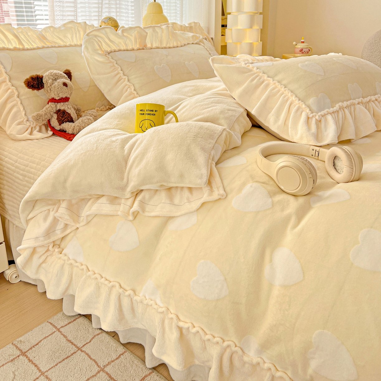 91家纺网 家纺一手货源 找家纺 富米莱（原臻工厂） 2025新款高克重花边款爱心烂花牛奶绒床盖床单四件套-爱心系列 爱心黄