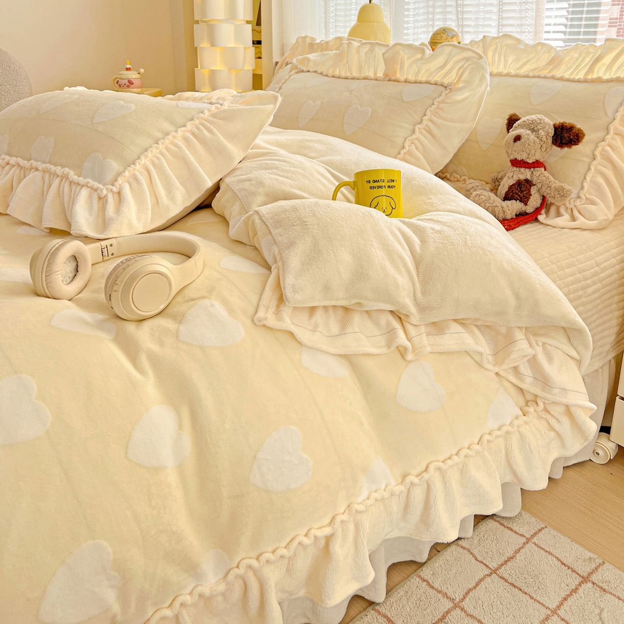 91家纺网 家纺一手货源 找家纺 富米莱（原臻工厂） 2025新款高克重花边款爱心烂花牛奶绒床盖床单四件套-爱心系列 爱心黄