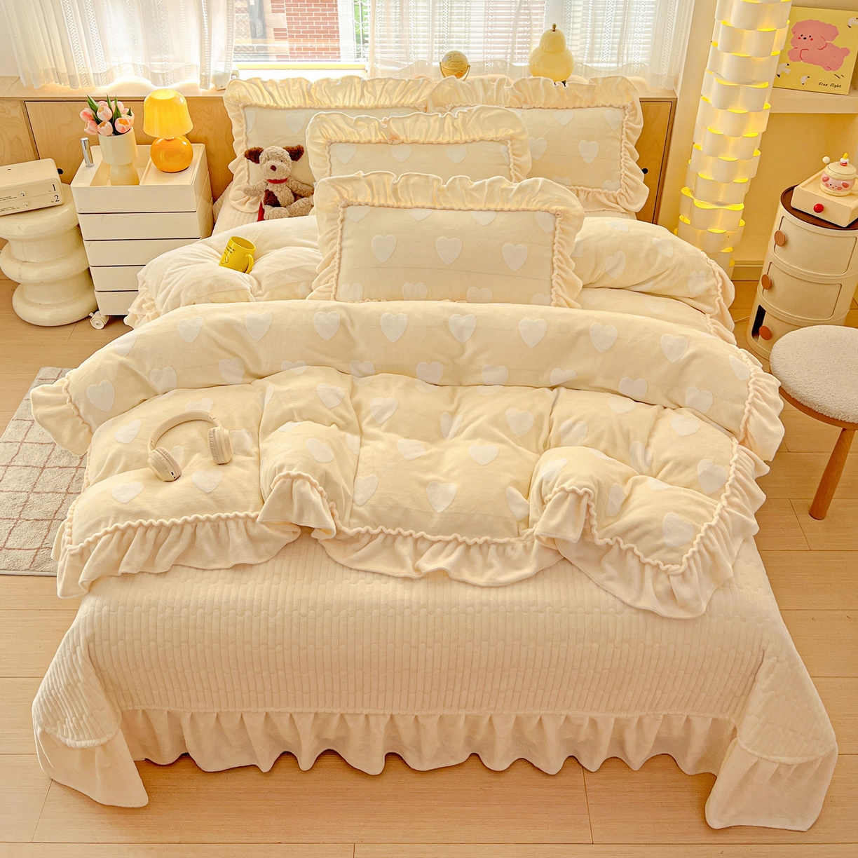 91家纺网 家纺一手货源 找家纺 富米莱（原臻工厂） 2025新款高克重花边款爱心烂花牛奶绒床盖床单四件套-爱心系列 爱心黄