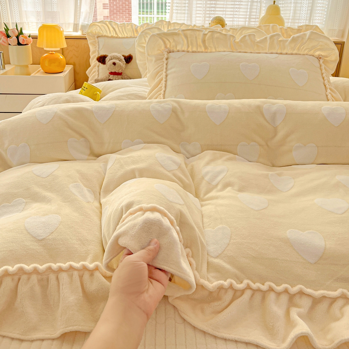 91家纺网 家纺一手货源 找家纺 富米莱（原臻工厂） 2025新款高克重花边款爱心烂花牛奶绒床盖床单四件套-爱心系列 爱心黄