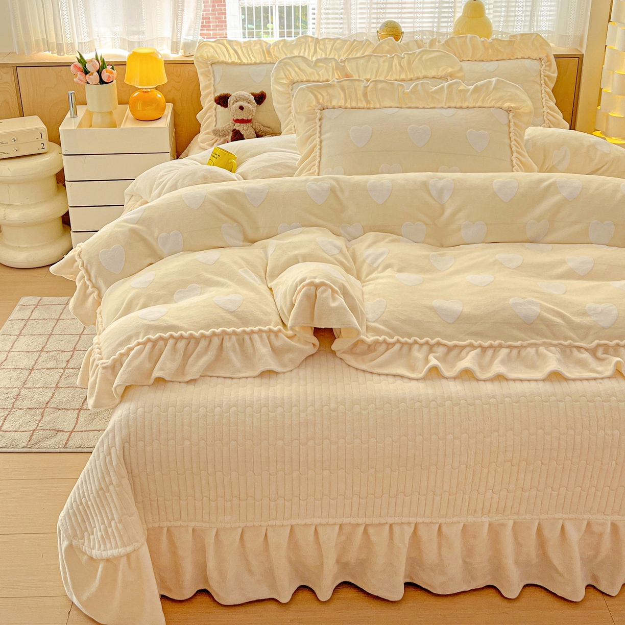 91家纺网 家纺一手货源 找家纺 富米莱（原臻工厂） 2025新款高克重花边款爱心烂花牛奶绒床盖床单四件套-爱心系列 爱心黄