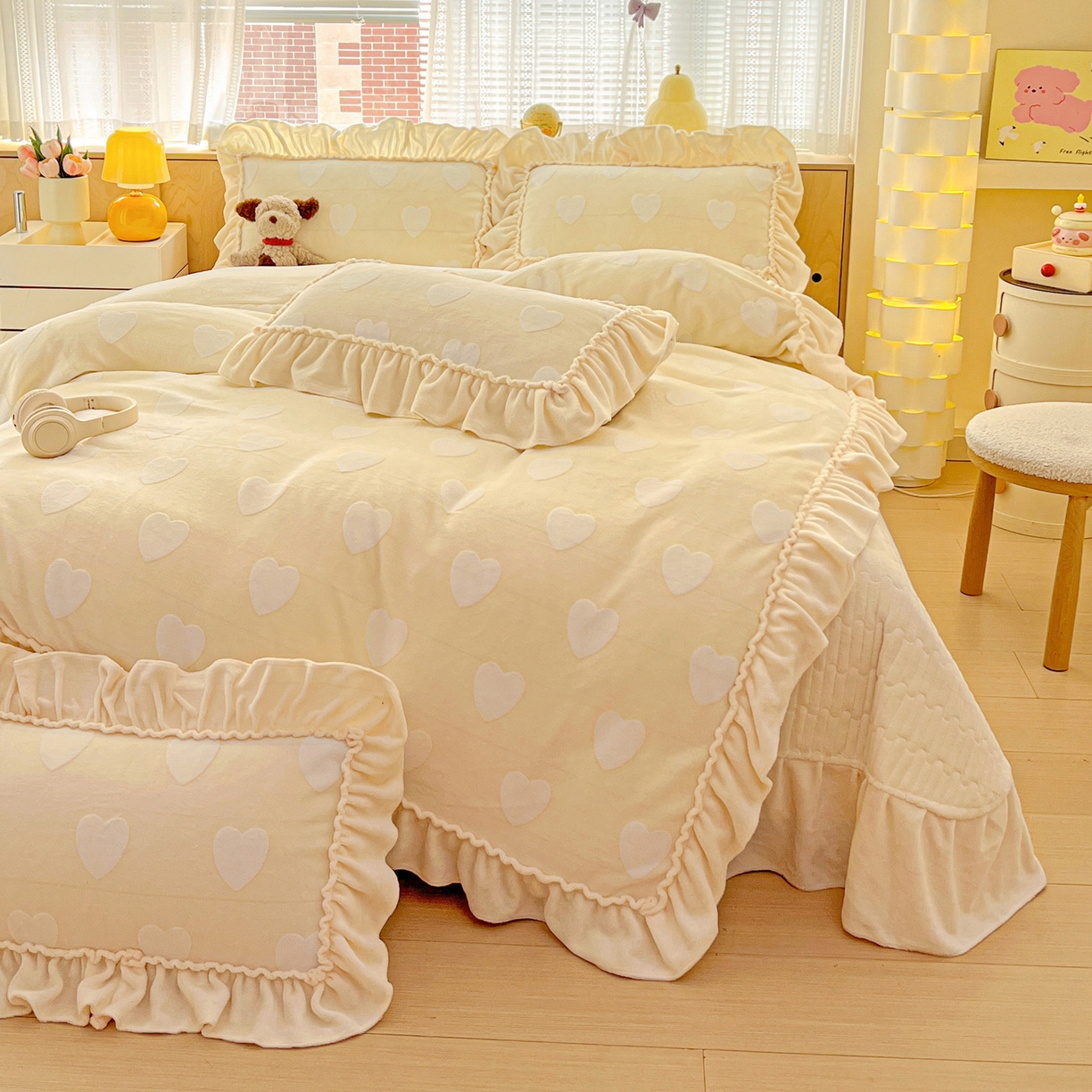 91家纺网 家纺一手货源 找家纺 富米莱（原臻工厂） 2025新款高克重花边款爱心烂花牛奶绒床盖床单四件套-爱心系列 爱心黄