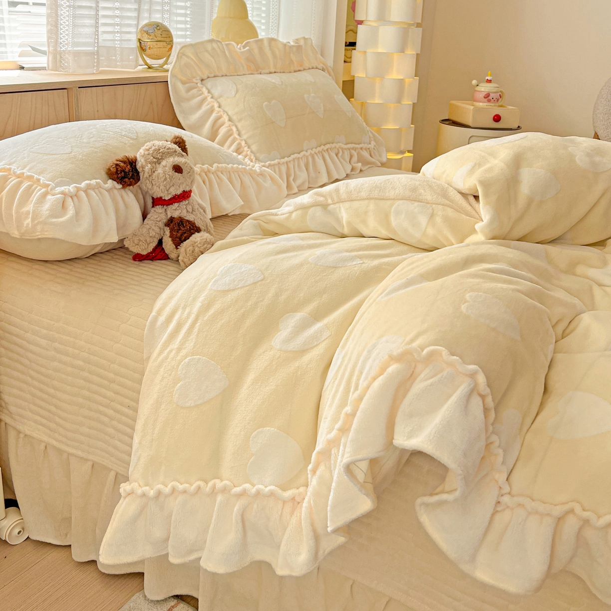 91家纺网 家纺一手货源 找家纺 富米莱（原臻工厂） 2025新款高克重花边款爱心烂花牛奶绒床盖床单四件套-爱心系列 爱心黄