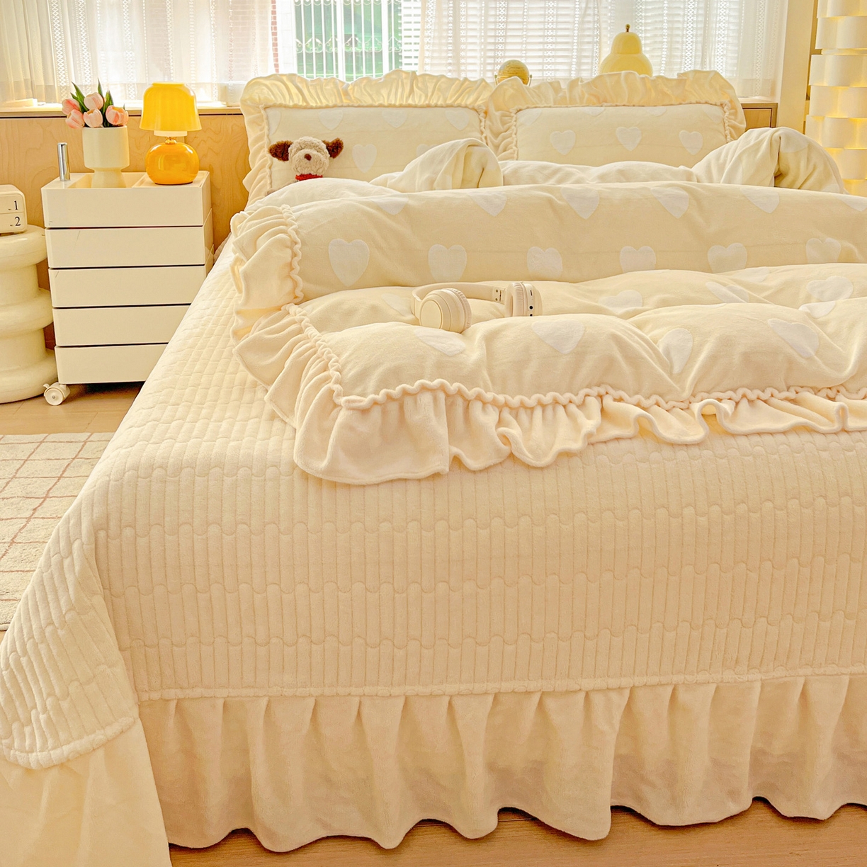 91家纺网 家纺一手货源 找家纺 富米莱（原臻工厂） 2025新款高克重花边款爱心烂花牛奶绒床盖床单四件套-爱心系列 爱心黄