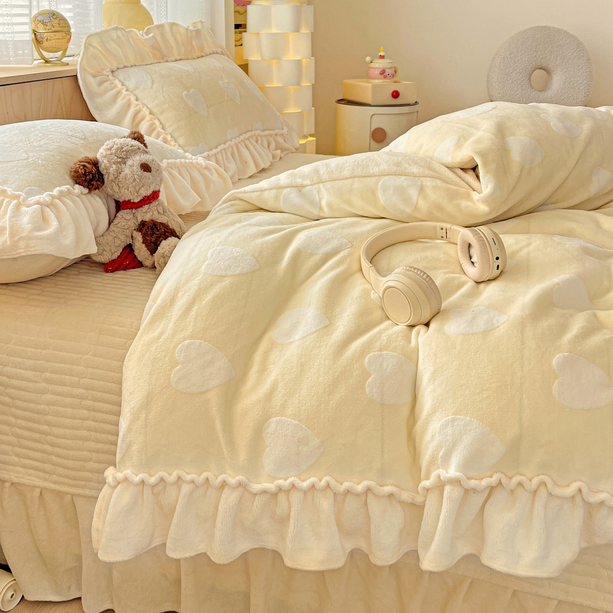 91家纺网 家纺一手货源 找家纺 富米莱（原臻工厂） 2025新款高克重花边款爱心烂花牛奶绒床盖床单四件套-爱心系列 爱心黄